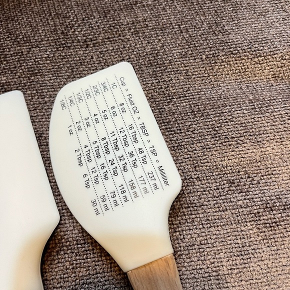 Set of 2 Holiday Spatulas: Easter & Valentine’s Day - Picture 5 of 5
